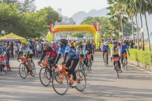 61757163 - surat thani, thailand - february 1: the race athletes at the start of a cycling race of the khao sok marathon on february 1, 2015 in surat thani, thailand.